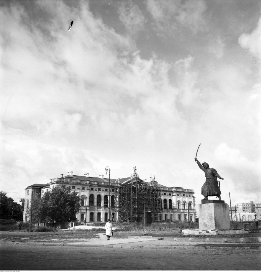 Widok ogólny placu. Z prawej stoi pomnik Jana Kilińskiego, na dalszym planie widać pałac Krasińskich podczas odbudowy, 1953-59, fot: Zbyszko Siemaszko, Narodowe Archiwum Cyfrowe: 51-831-1
