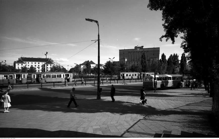 Widok ogólny placu, 1963, fot. Zbyszko Siemaszko, Narodowe Archiwum Cyfrowe: 51-834