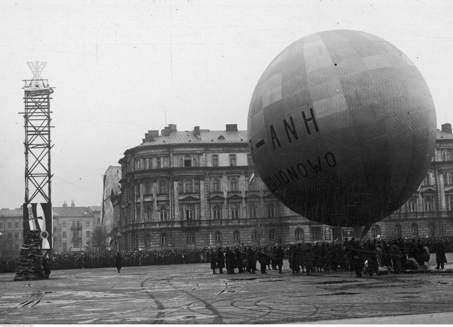 Start balonu Legionowo do lotu propagandowego w dniu imienin Józefa Piłsudskiego, 1935, Narodowe Archiwum Cyfrowe: 1-S-202-1