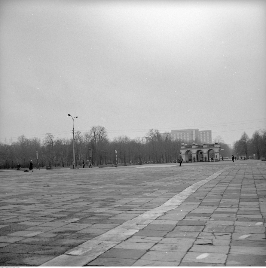 Plac Zwycięstwa (obecnie Piłsudskiego), Widoczny Grób Nieznanego Żołnierza i jeden z bloków Osiedla Za Żelazną Bramą, 1970, fot. Grażyna Rutowska, Narodowe Archiwum Cyfrowe: 40-W-45-3