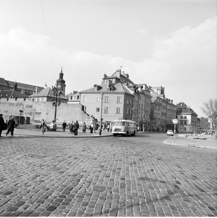 Widok placu od strony kamienicy przy ul. Senatorskiej 1. Na dalszym planie widać zabudowę Starego Miasta, 1974, fot: Zbyszko Siemaszko, Narodowe Archiwum Cyfrowe: 51-842-2