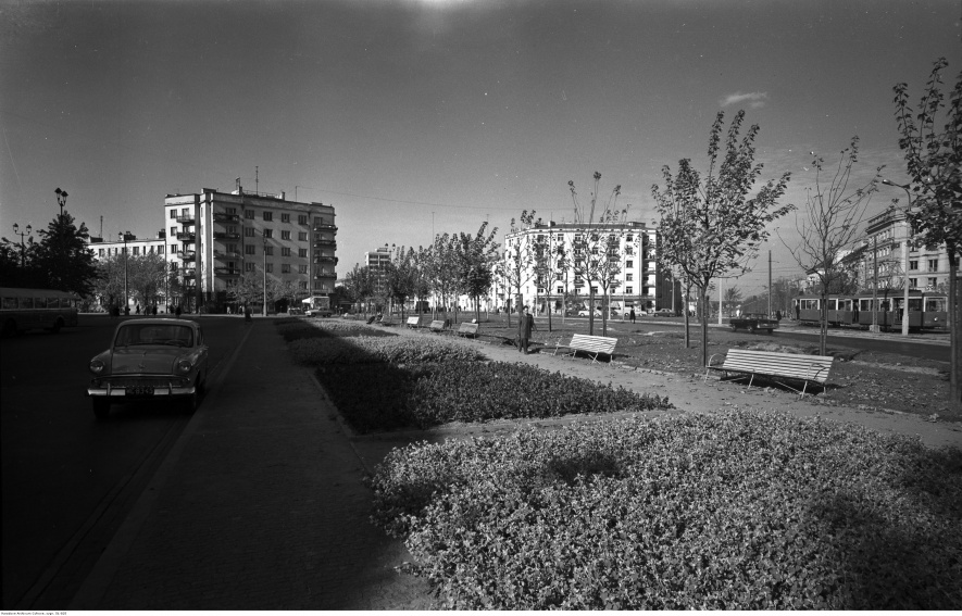 Plac Komuny Paryskiej, widok w kierunku ulic: Z. Krasińskiego, J. Słowackiego i A. Mickiewicza, 1963, fot. Zbyszko Siemaszko, Narodowe Archiwum Cyfrowe: 51-825