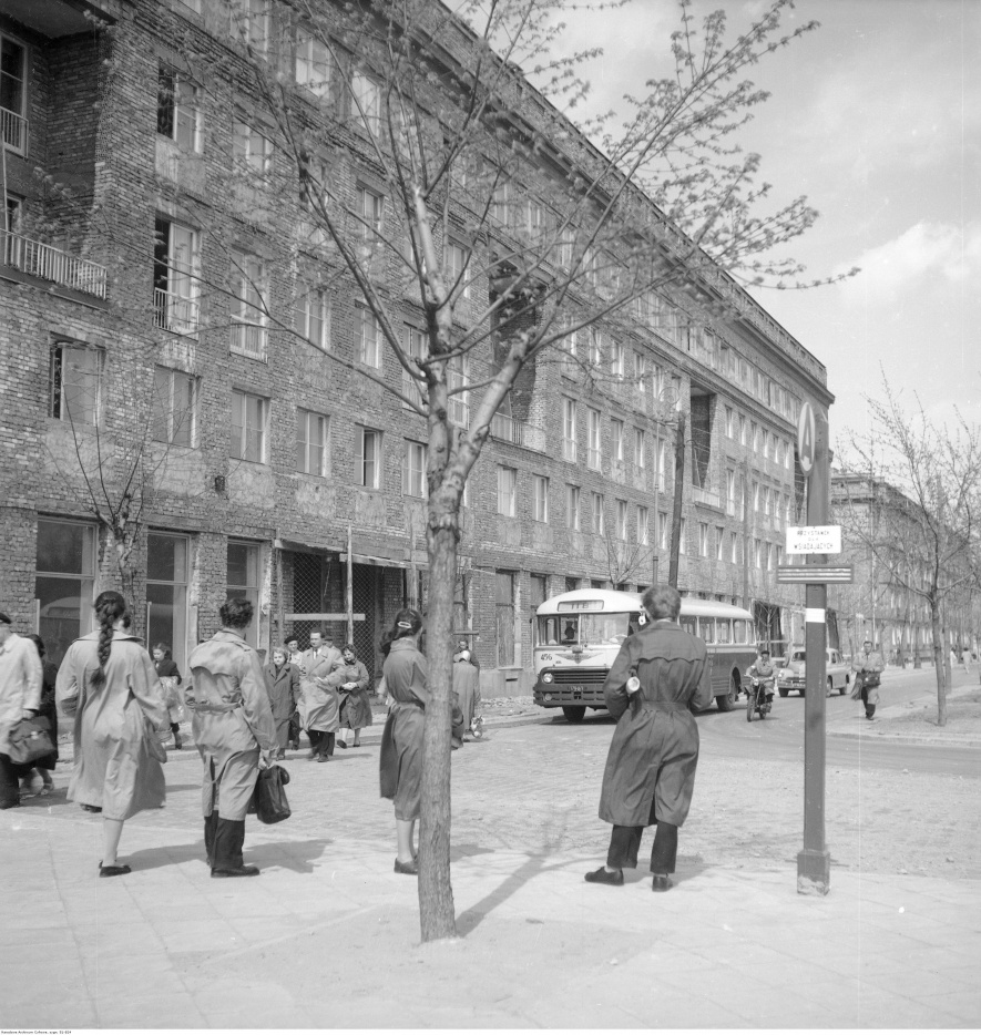 Plac Komuny Paryskiej, wjazd od ul. Krasińskiego, 1958, fot. Zbyszko Siemaszko, Narodowe Archiwum Cyfrowe: 51-824