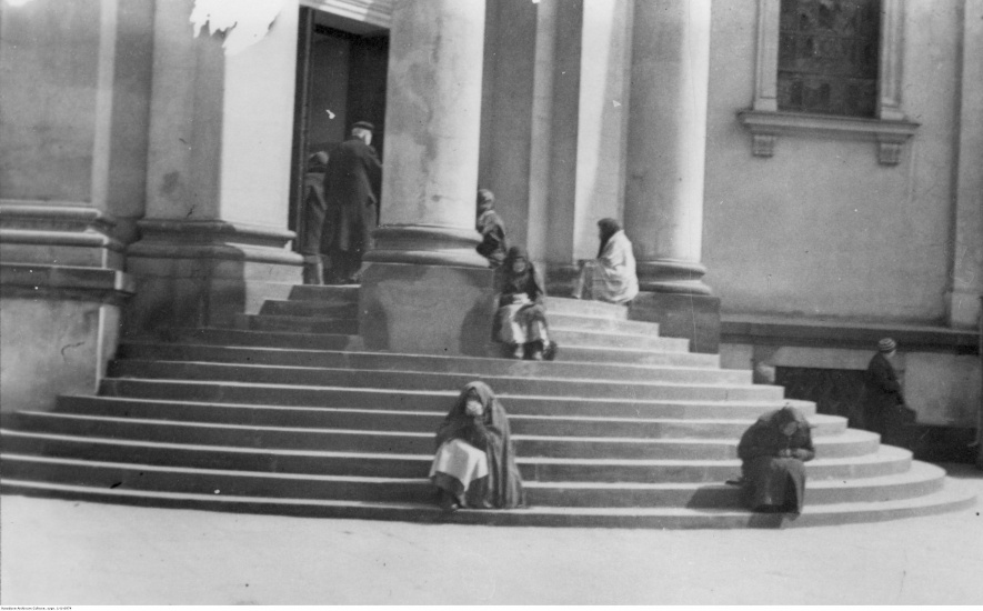 Żebracy na schodach prowadzące do kościoła p. w. św. Aleksandra, Narodowe Archiwum Cyfrowe: 1-U-6974