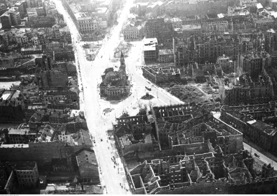 Widok na plac i kościół p.w. św. Aleksandra, 1946, fot. Wacław Żdżarski, Narodowe Archiwum Cyfrowe: 13-30