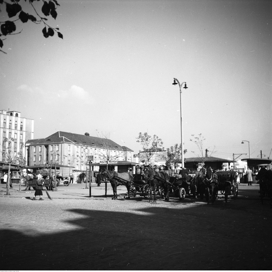 Dorożki konne przed Dworcem Wileńskim, 1955-1965, fot. Zbyszko Siemaszko, Narodowe Archiwum Cyfrowe: 51-191