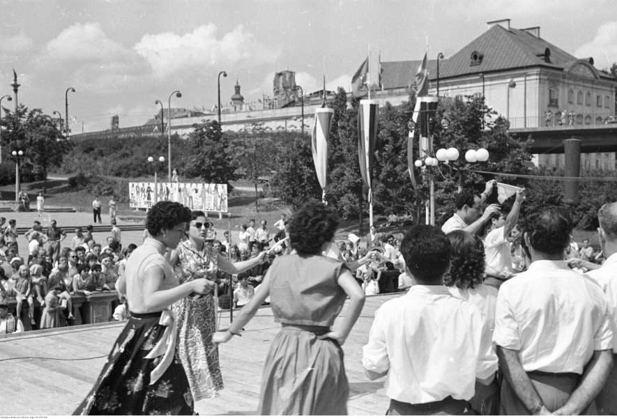 V Światowy Festiwal Młodzieży i Studentów. Delegaci zagraniczni podczas tańca na scenie ustawionej na Mariensztacie, 1955, fot. Zbyszko Siemaszko, Narodowe Archiwum Cyfrowe: 51-372-130