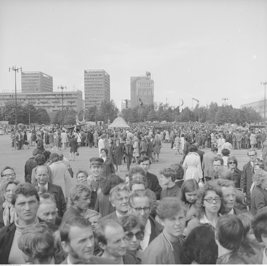 Mieszkańcy stolicy na placu Defilad podczas jarmarku, 1972, fot. Grażyna Rutkowska, Narodowe Archiwum Cyfrowe: 40-9-271-31