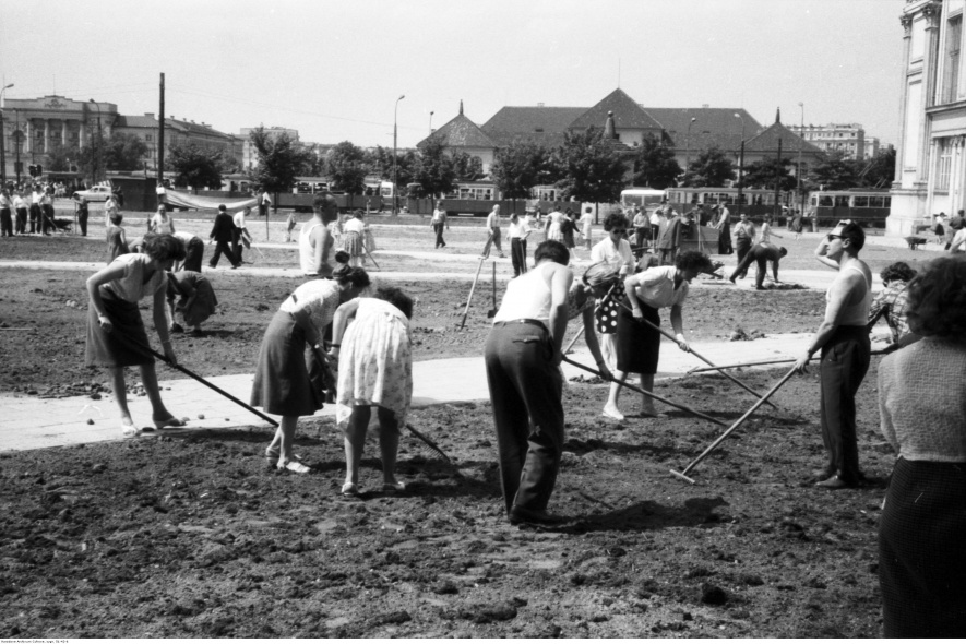 Społeczne prace porządkowe na placu Feliksa Dzierżyńskiego, 1963, fot. Zbyszko Siemaszko, Narodowe Archiwum Cyfrowe: 51-42-6