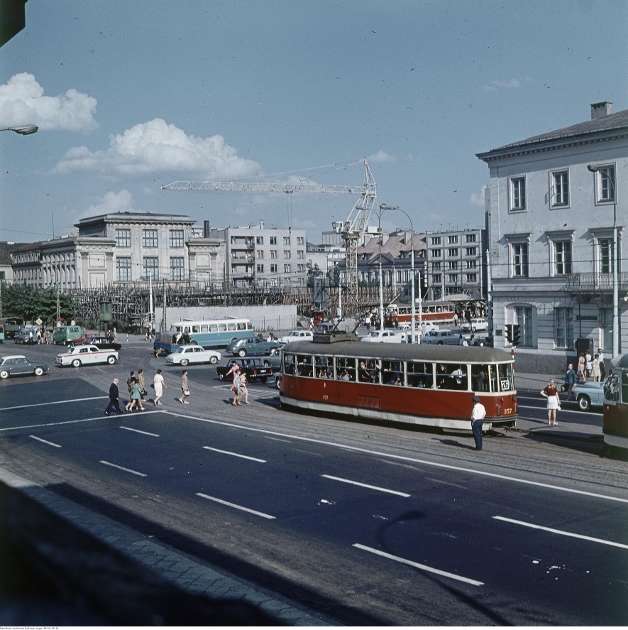 Plac Dzierżyńskiego (obecnie plac Bankowy). Widok od strony al. Świerczewskiego w kierunku wschodnim, 1969, fot. Grażyna Rutowska, Narodowe Archiwum Cyfrowe: 40-W-14-14