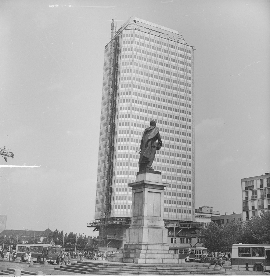 Pomnik Feliksa Dzierżyńskiego. W tle „Złocisty Wieżowiec” (obecnie „Błękitny Wieżowiec”), 1979-1980, fot. Grażyna Rutowska, Narodowe Archiwum Cyfrowe: 40-W-14-3