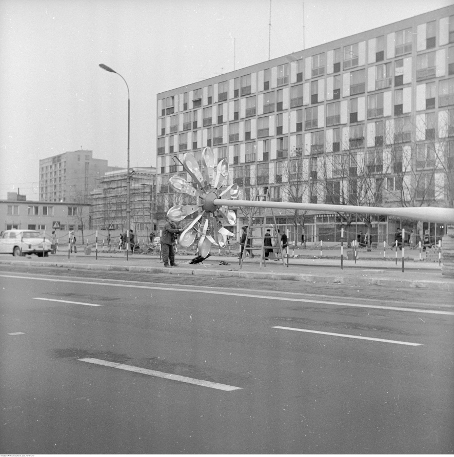 Wymiana latarni, 1975, fot. Grażyna Rutowska, Narodowe Archiwum Cyfrowe: 40-W-14-7