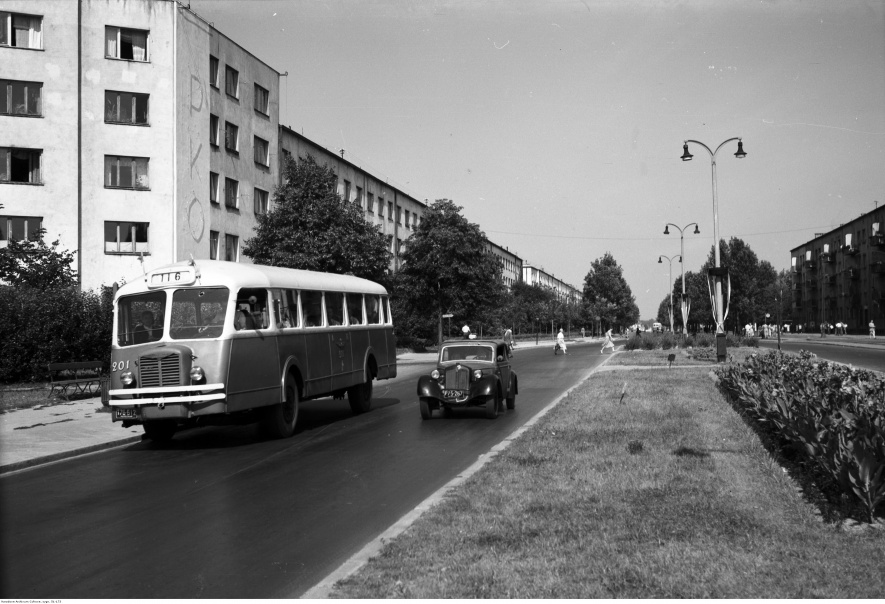 Autobus marki Chausson APH-48 linii 116 (numer boczny 201) przejeżdżający przez plac Inwalidów. Widok ulicy Mickiewicza w kierunku placu Komuny Paryskiej, 1955, fot: Zbyszko Siemaszko, Narodowe Archiwum Cyfrowe: 51-173