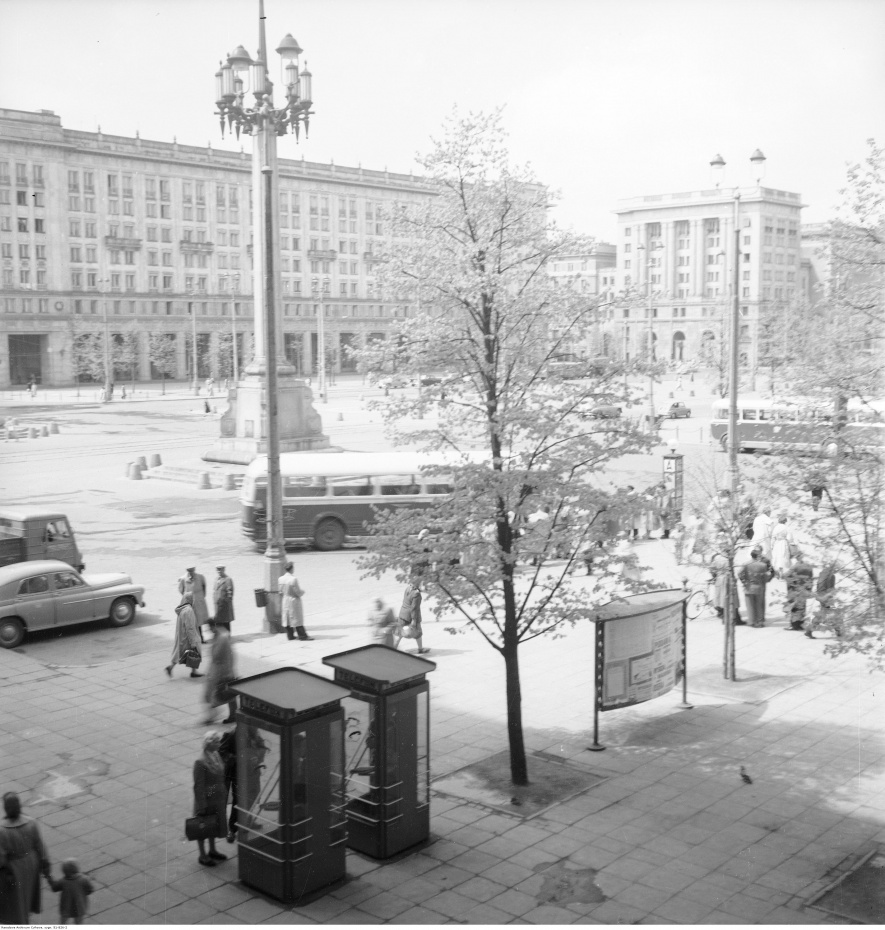 Widok placu z góry. Na pierwszym planie stoją budki telefoniczne, 1958, fot. Zbyszko Siemaszko, Narodowe Archiwum Cyfrowe: 51-826-2