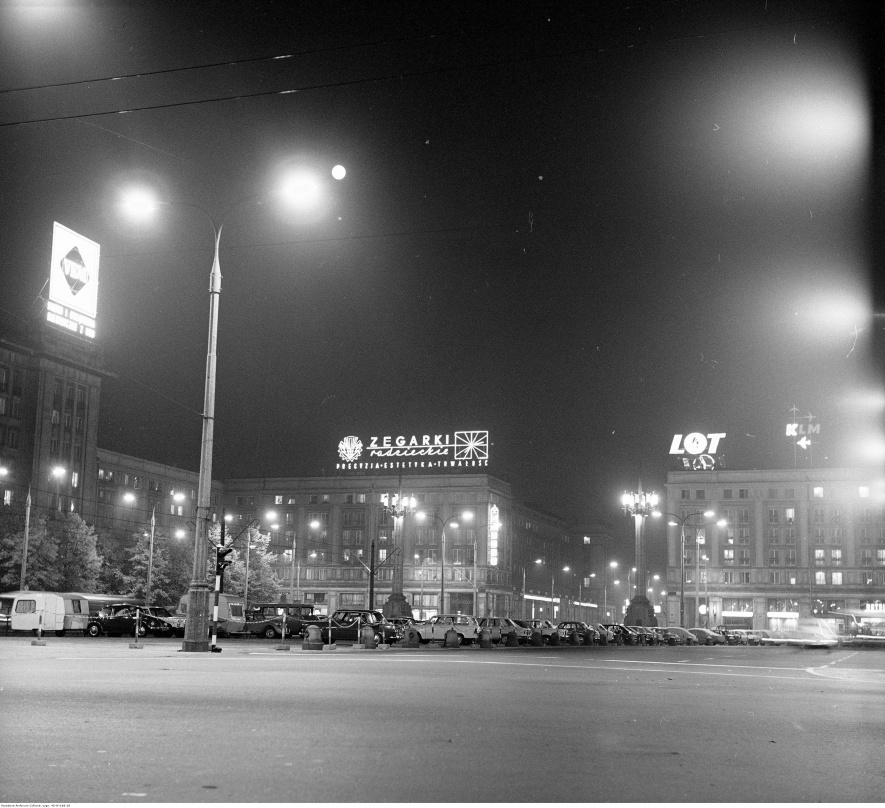 Plac Konstytucji, widoczny neon "Zegarki radzieckie – precyzja, estetyka, trwałość" oraz "LOT". 1971, fot. Grażyna Rutkowska, Narodowe Archiwum Cyfrowe: 40-W-168-18